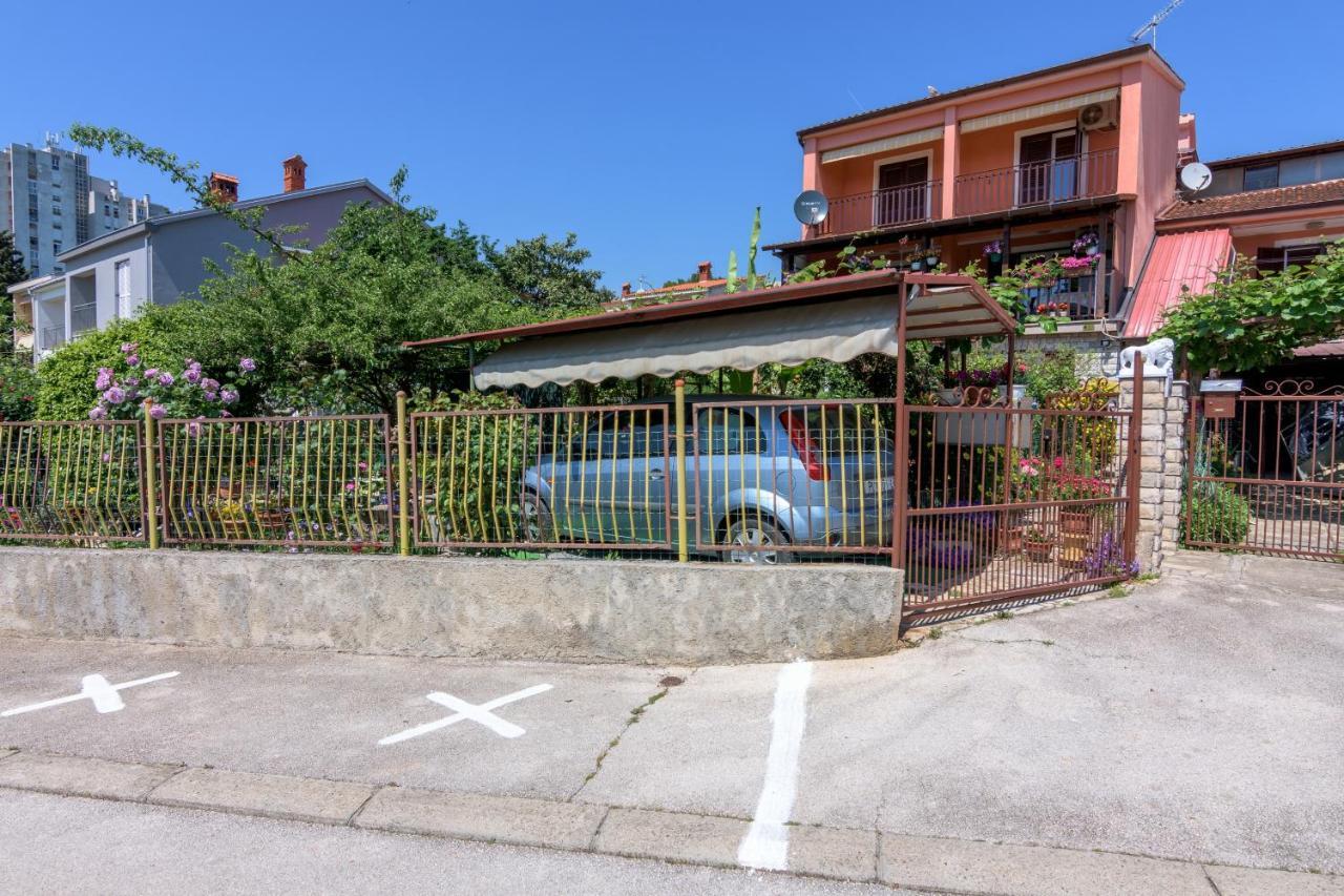 Apartments With A Parking Space Pula - 16053 Exterior photo