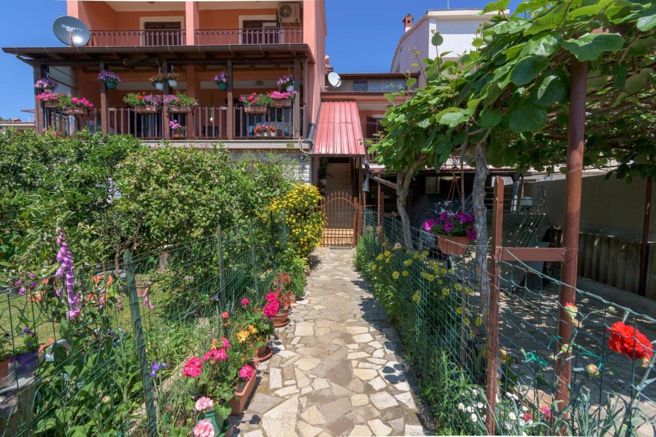 Apartments With A Parking Space Pula - 16053 Exterior photo